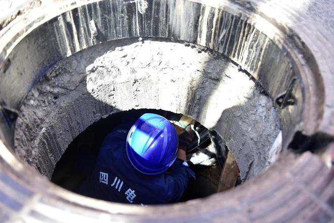 开云 开云体育平台四川广元：百余名电力工人战高温 打响线缆入地改造攻坚战(图2)