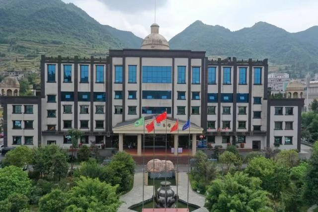 开云体育 开云平台黔国酒业“国吉祥酒堡”6000吨酱香酒建设项目签约仪式举行(图3)