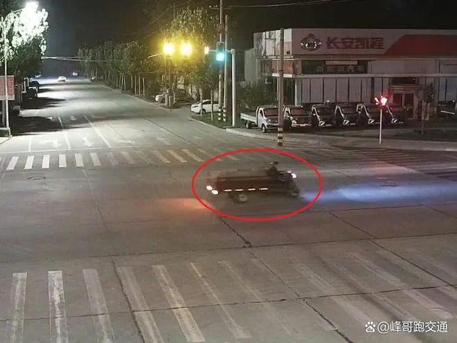 开云体育 开云官网深夜凿洞偷电缆栽了！(图5)