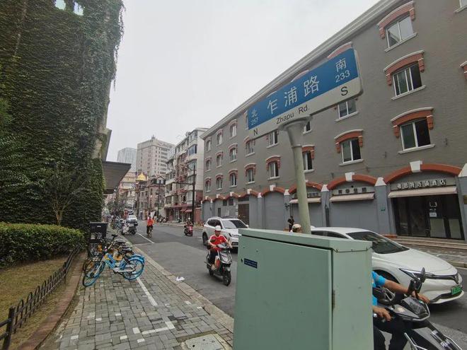 开云 开云体育官网太危险！上海一公园门口线缆飞悬下面就是老人休息的长凳 到底什么线？查清楚了→(图1)