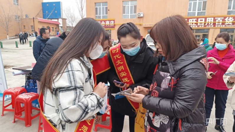 乌鲁木齐市米东区：招聘会开到开云体育 开云官网农村大集上(图1)
