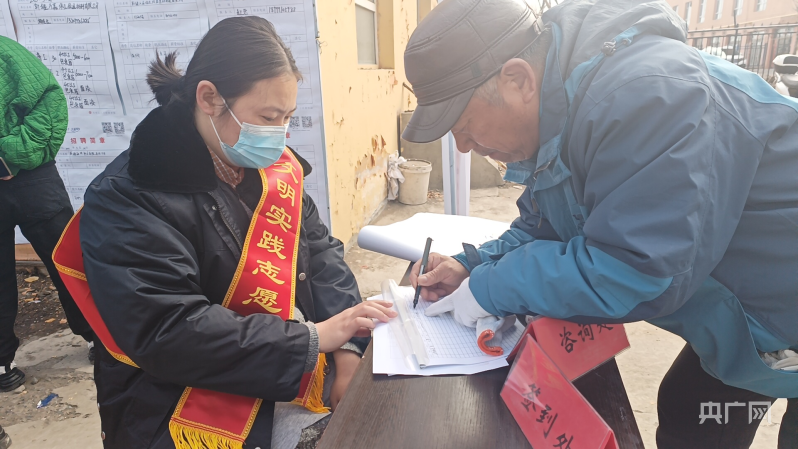 乌鲁木齐市米东区：招聘会开到开云体育 开云官网农村大集上(图2)